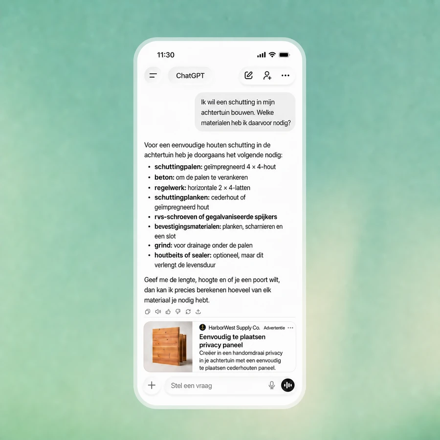 Voorbeeld van OpenAI: een ChatGPT-antwoord over materialen voor een schutting, met daaronder een gelabelde advertentie voor een cederhouten privacypaneel